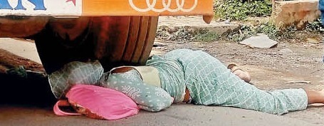 ट्रक ओवरटेक करते पहिए के नीचे आया महिला