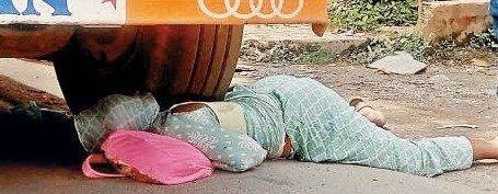 टला हादसा : ओवरटेक पड़ा भारी, ट्रक के पहिए के नीचे आया महिला का हाथ, गंभीर रूप से घायल