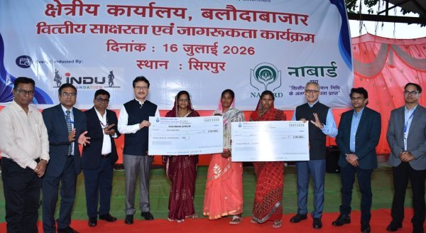 निरीक्षण : नाबार्ड अधिकारी ने महासमुंद में पैक्स संचालन और वित्तीय योजनाओं की समीक्षा की