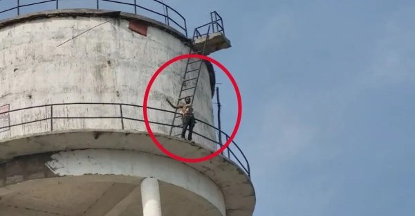 हाई वोल्टेज ड्रामा: पत्नी को वापस दिलाने की मांग, युवक ने पानी की टंकी पर चढ़कर किया हंगामा