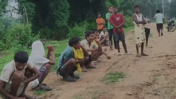 हाथियों का आतंक : जंगल से गांव पहुंचे हाथी ने किसान को बनाया शिकार, मौके पर ही तोड़ा दम