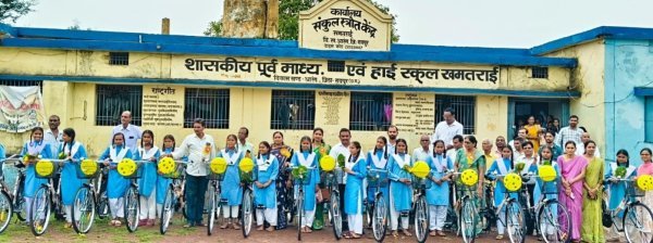 शाला प्रवेश उत्सव : खमतराई हाई स्कूल में बच्चों को बांटी गई किताबें, यूनिफॉर्म और साइकिलें