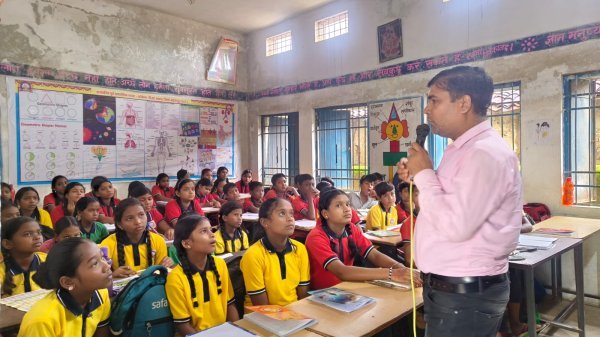 सावधानी ही सुरक्षा : अरेकेल में सुरक्षित शनिवार कार्यक्रम, छात्रों को सर्पदंश से बचाव की मिली जानकारी
