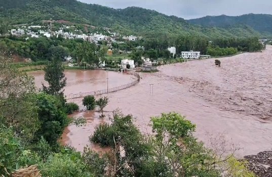 राजौरी में बाढ़: भारी बारिश और बादल फटने से मची तबाही, कई लोग फंसे