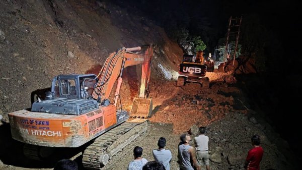 राष्ट्रीय राजमार्ग-10 : भूस्खलन के बाद रास्ता बंद, मलबा हटाने का काम जारी