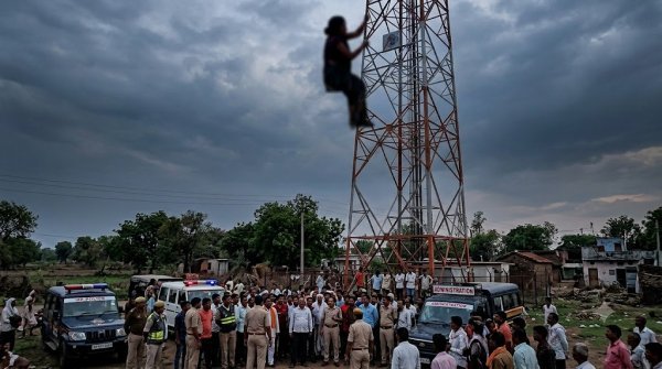 हाईवोल्टेज ड्रामा : वाटर प्लांट की जमीन पर विवाद, कार्रवाई रोकने की मांग को लेकर टावर पर चढ़ी महिला