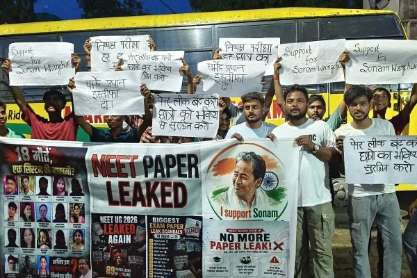 छात्रों का प्रदर्शन : NEET विवाद को लेकर रायपुर में छात्रों का आक्रोश, बारिश में भी जारी रहा प्रदर्शन