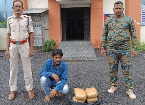 कार्रवाई : पैदल गांजा लेकर पार कर रहा था सीमा, सिंघोड़ा पुलिस ने आरोपी को किया गिरफ्तार