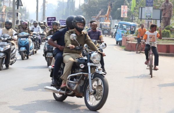सड़क सुरक्षा अभियान : यातायात नियमों की अनदेखी पड़ी भारी, बिना हेलमेट समेत कई मामलों में पुलिस की कार्रवाई