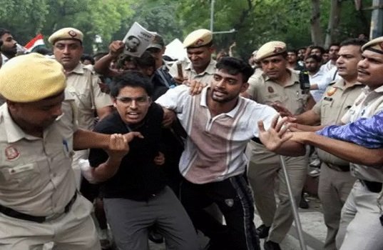 कॉकरोच जनता पार्टी : संसद मार्च में भारी हंगामा, पुलिस ने किया लाठीचार्ज