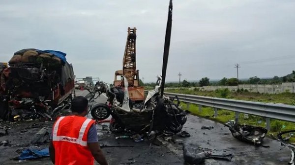 समृद्धि एक्सप्रेसवे पर हादसा : वर्धा में कार-ट्रक की टक्कर से 6 लोगों की दर्दनाक मौत