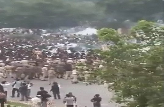 संसद भवन के पास प्रदर्शन : पुलिस ने दागे आंसू गैस के गोले, सपा सांसद हिरासत में