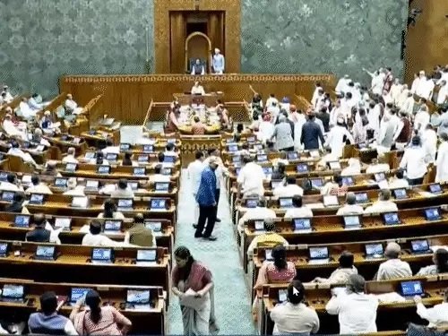 संसद का मानसून सत्र : पेपर लीक पर विपक्ष का प्रदर्शन, जजों की संख्या बढ़ाने वाला बिल पेश