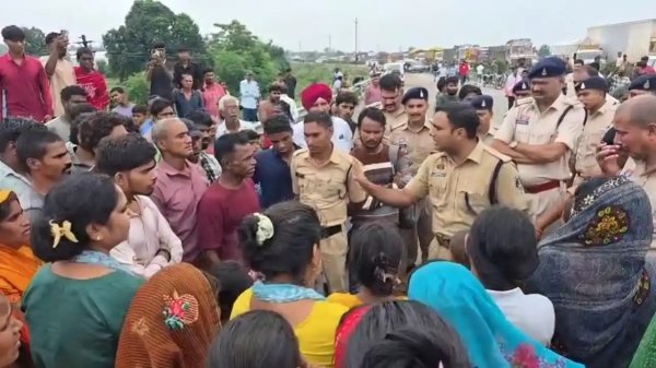 कार्रवाई : NH-49 चक्काजाम मामले में पुलिस सख्त, 5 नामजद समेत ग्रामीणों पर FIR दर्ज