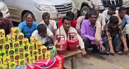 एक्शन : मेले में सजाया था जुआ का फड़, पुलिस पहुंची तो मची भगदड़; 33 गिरफ्तार