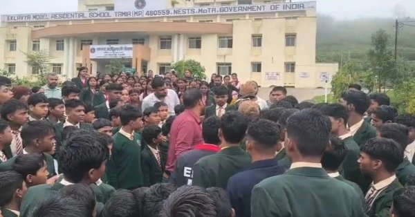 बवाल : हॉस्टल के खाने में कीड़े मिलने का आरोप, सैकड़ों छात्रों ने बारिश में किया प्रदर्शन