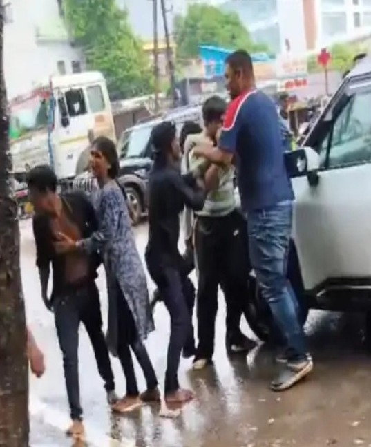 बदमाशों का आतंक : रायपुर में कारोबारी पर दिनदहाड़े हमला, मारपीट के बाद सोने की चेन लूटने का आरोप
