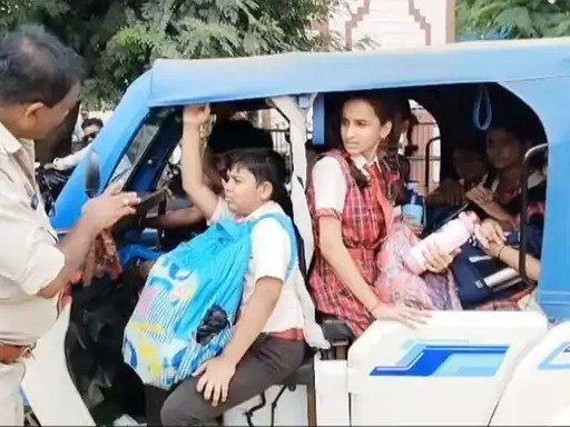 सुरक्षा को लेकर अभियान : ऑटो में ज्यादा बच्चे बैठाए तो होगी कार्रवाई, रायगढ़ ट्रैफिक पुलिस ने शुरू की जांच