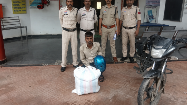 खुलासा : बिना नंबर प्लेट बाइक से गांजा तस्करी, पुलिस ने ओडिशा से यूपी जा रहे आरोपी को पकड़ा