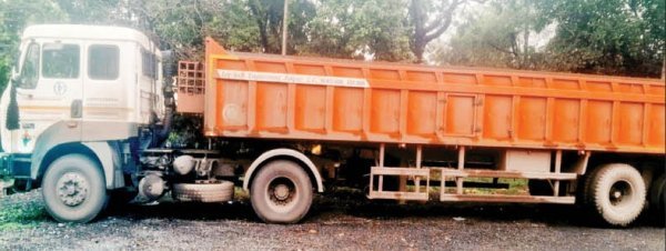 हादसा : ट्रेलर की चपेट में आने से बाइक सवार युवक की मौत, नैला-सर्खों रोड पर लोगों ने किया चक्काजाम