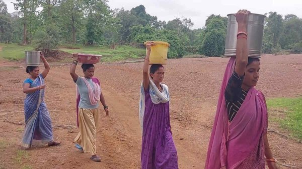 पेयजल संकट : जल जीवन मिशन का सच पिट्टेमेटा में टंकी खड़ी, फिर भी नदी का पानी पी रहे ग्रामीण