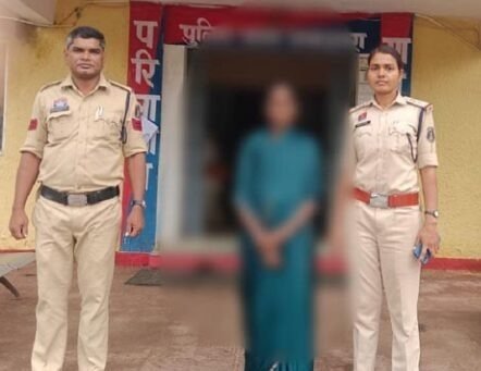कार्रवाई : जलती लकड़ी लेकर पहुंची महिला, घर में आग लगाने के आरोप में गिरफ्तार