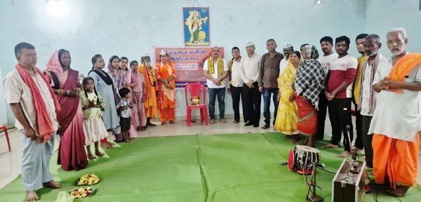 आध्यात्मिक आयोजन : आम नेताओं ने हनुमान चालीसा पाठ कर मांगी शांति और समृद्धि की कामना