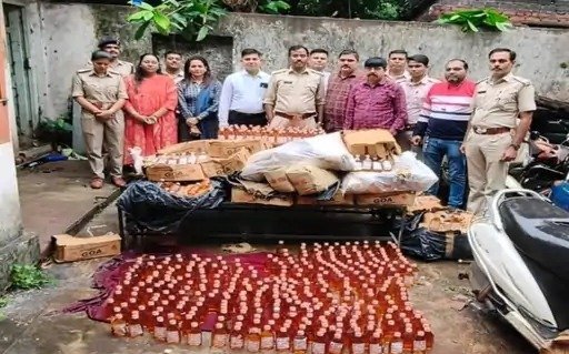 बड़ा छापा : गड्ढे में छिपाकर रखी 30 पेटी अवैध शराब जब्त, अंधेरे का फायदा उठाकर तस्कर फरार