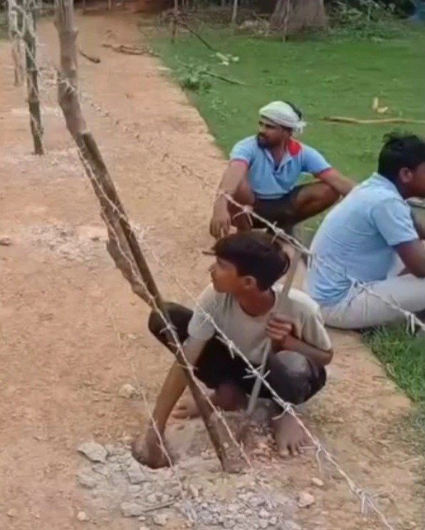अतिक्रमण : सड़क पर कब्जे का आरोप, 500 परिवारों का रास्ता बंद होने से ग्रामीण परेशान