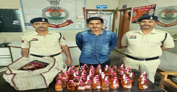 पुलिस का प्रहार : 144 पौवा अवैध शराब के साथ आरोपी गिरफ्तार, स्कूटी और मोबाइल भी जब्त