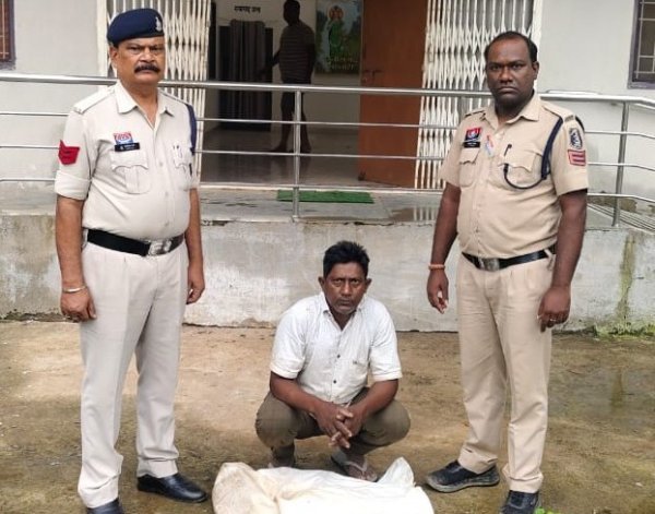 पलसापाली में छापा : अवैध महुआ शराब के साथ 2 आरोपी गिरफ्तार, 45 लीटर शराब जब्त
