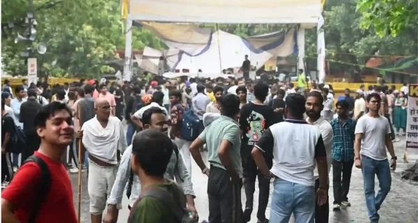 सिर पर चोट, हाथों में पट्टियां... फिर भी जंतर-मंतर पर डटे प्रदर्शनकारी, अपनों से छिपाई ज़ख्मों की बात