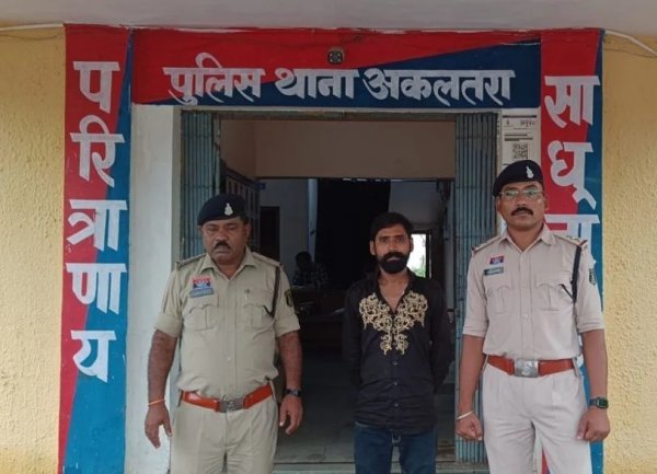 कांड : नकली नोट से शराब खरीदने पहुंचा युवक गिरफ्तार, 4 फर्जी नोट बरामद