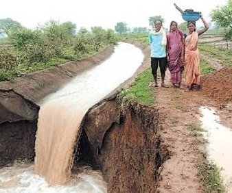खरीफ सीजन : मगरलोड के दमकाडीह में टूटी सिंचाई नहर, खेत जलमग्न किसानों की बढ़ी चिंता