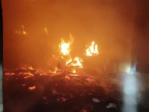 भीषण आग : साढ़े चार घंटे की मशक्कत के बाद दमकल ने पाया काबू