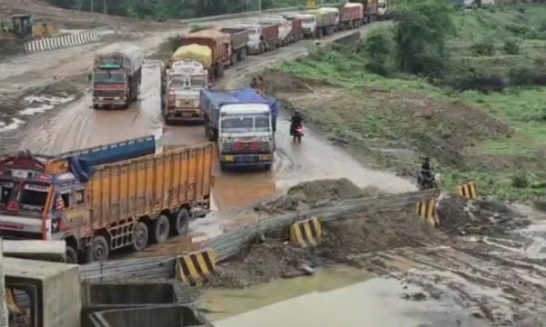 बारिश बनी आफत : बिलासपुर में मिट्टी धंसने से हाईवे पर लगा जाम