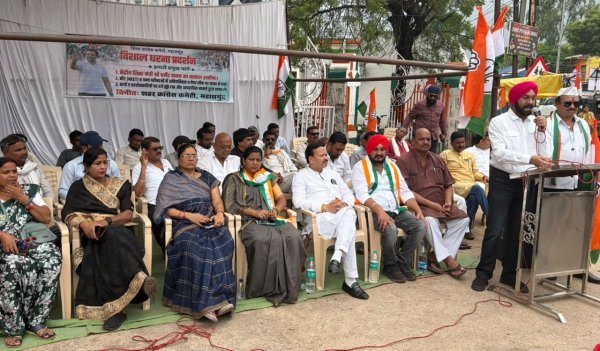महासमुंद में कांग्रेस का धरना, राहुल गांधी के समर्थन में केंद्र सरकार के खिलाफ प्रदर्शन