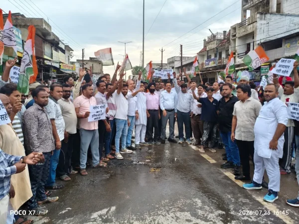 पेपर लीक के विरोध में बागबाहरा में कांग्रेस का प्रदर्शन, द्वारिकाधीश यादव ने सरकार पर साधा निशाना