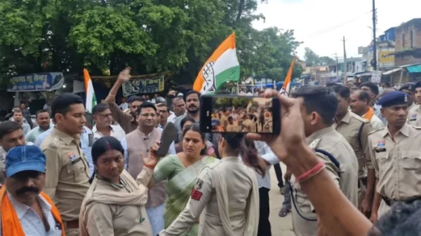 पुतला विवाद पर बवाल : सरेराह भिड़े भाजपा-कांग्रेस कार्यकर्ता, चप्पल लहराने से लेकर थाने में देर रात तक हाई-वोल्टेज ड्रामा