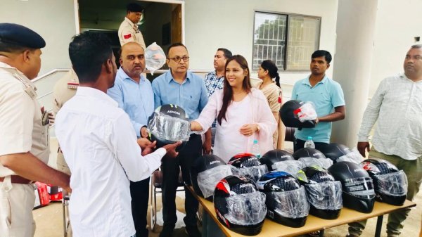 सुरक्षा की ओर कदम : हेलमेट बना जीवन रक्षा का संदेश, सरायपाली में चला सड़क सुरक्षा अभियान