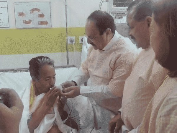 भूख हड़ताल खत्म :  सोनम वांगचुक ने मेदांता में तोड़ा 26 दिनों का अनशन, PM मोदी ने जताई राहत