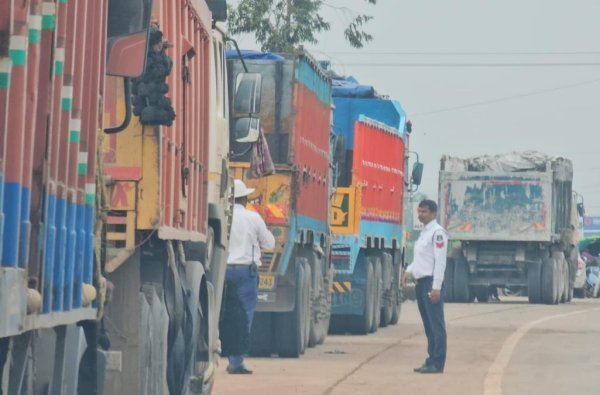 सख्त अभियान : सड़क पर अवैध पार्किंग करने वालों की खैर नहीं, रायपुर ट्रैफिक पुलिस की बड़ी कार्रवाई