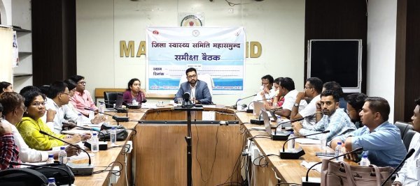 समीक्षा बैठक : स्वास्थ्य संस्थानों में दवा और जांच सुविधा सुनिश्चित करने के कलेक्टर ने दिए निर्देश