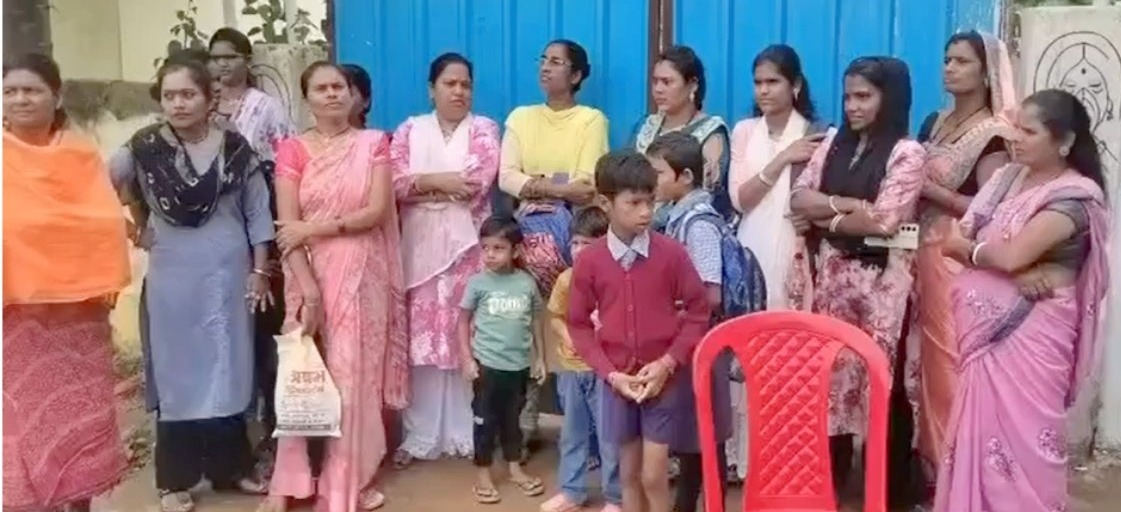 PMश्री स्कूल में पालकों का प्रदर्शन