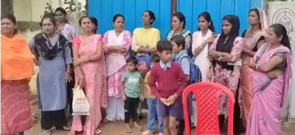 शिक्षा व्यवस्था पर सवाल : PMश्री स्कूल में शिक्षकों की कमी, नाराज पालकों ने स्कूल गेट पर जड़ा ताला