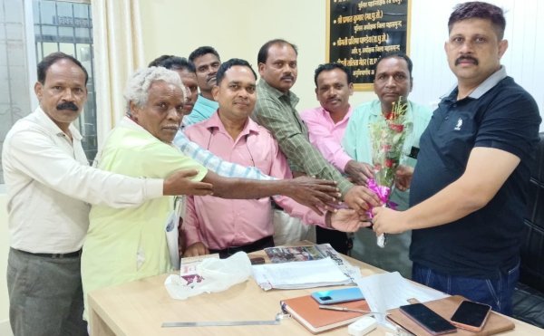 समाज के नव पदाधिकारी : पनका समाज के नव नियुक्त पदाधिकारियों ने थाना प्रभारी को दी शुभकामनाएं