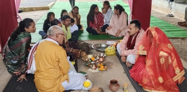 जेल में हुई अनोखी शादी : जिस युवक को पहुंचाया था सलाखों के पीछे, उसी के साथ युवती ने लिए सात फेरे