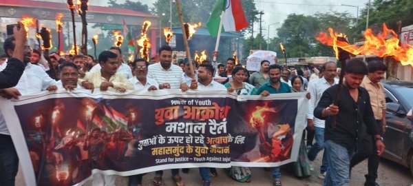 युवा आक्रोश : मशाल रैली निकालकर छात्रों के समर्थन में उठाई आवाज