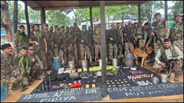 ठिकानों  पर छिपेमारी : बीजापुर में माओवादियों के 6 गुप्त डंप ध्वस्त, IED बनाने का जखीरा बरामद