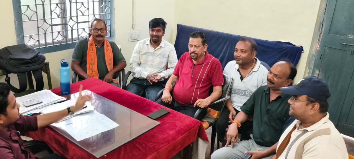 पट्टा सर्वे को लेकर तहसीलदार से चर्चा करते जनप्रतिनिधि
